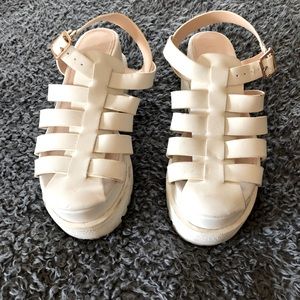 Platform sandal in white